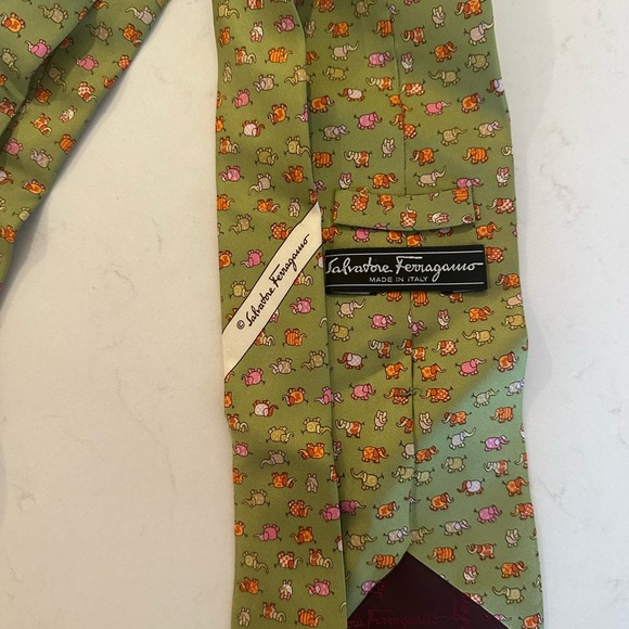 Ferragamo elephant tie 100% silk - Picture 2 of 3